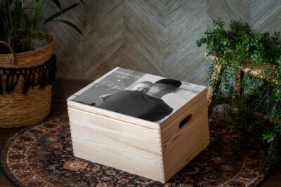 Gepersonaliseerde houten herinneringskist met foto en persoonlijke tekst ter herinnering aan een dierbare vader.