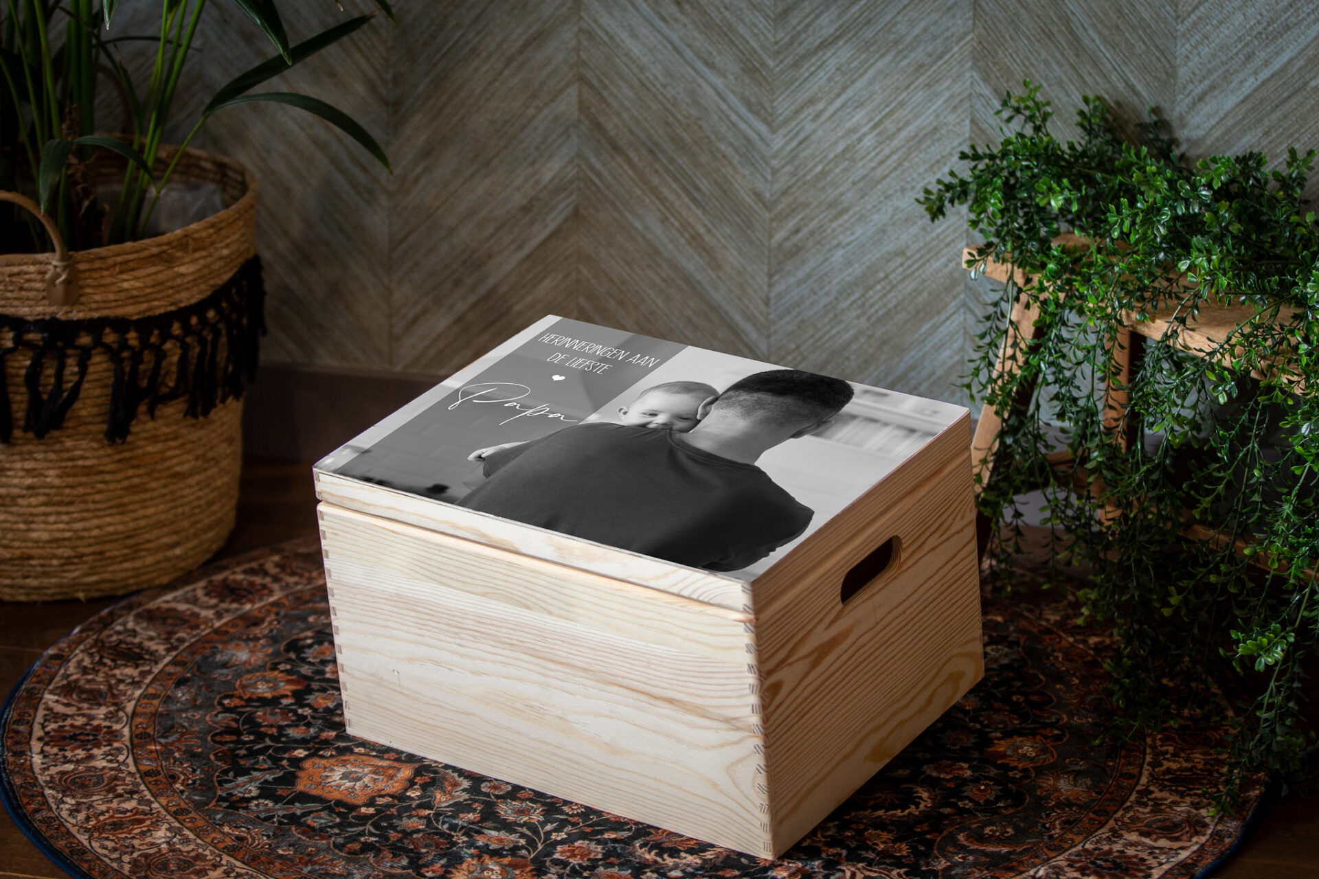 Gepersonaliseerde houten herinneringskist met foto en persoonlijke tekst ter herinnering aan een dierbare vader.