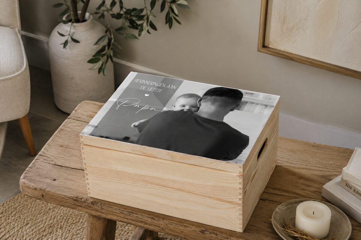 Gepersonaliseerde houten herinneringskist met foto en persoonlijke tekst als blijvende herinnering aan een dierbare.