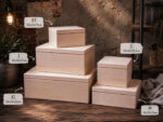 Houten herinneringskisten van grenenhout in vijf formaten: XS 30x20x14 cm, S 30x30x19,5 cm, M 40x30x14 cm, L 40x30x23 cm en XL 60x40x23 cm.
