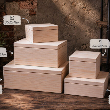 Houten herinneringskisten van grenenhout in vijf formaten: XS 30x20x14 cm, S 30x30x19,5 cm, M 40x30x14 cm, L 40x30x23 cm en XL 60x40x23 cm.
