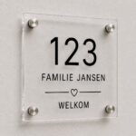 Helder plexiglas huisnummerbordje van 20 x 20 cm met RVS afstandhouders