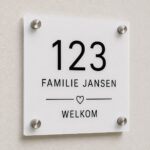 Wit plexiglas huisnummerbordje van 20 x 20 cm met RVS afstandhouders