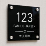 Zwart plexiglas huisnummerbordje van 20 x 20 cm met RVS afstandhouders